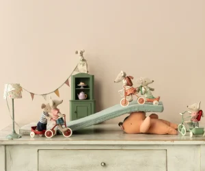 Kids Maileg Doll Accessories>Abri à tricycle, Mouse Mint green –