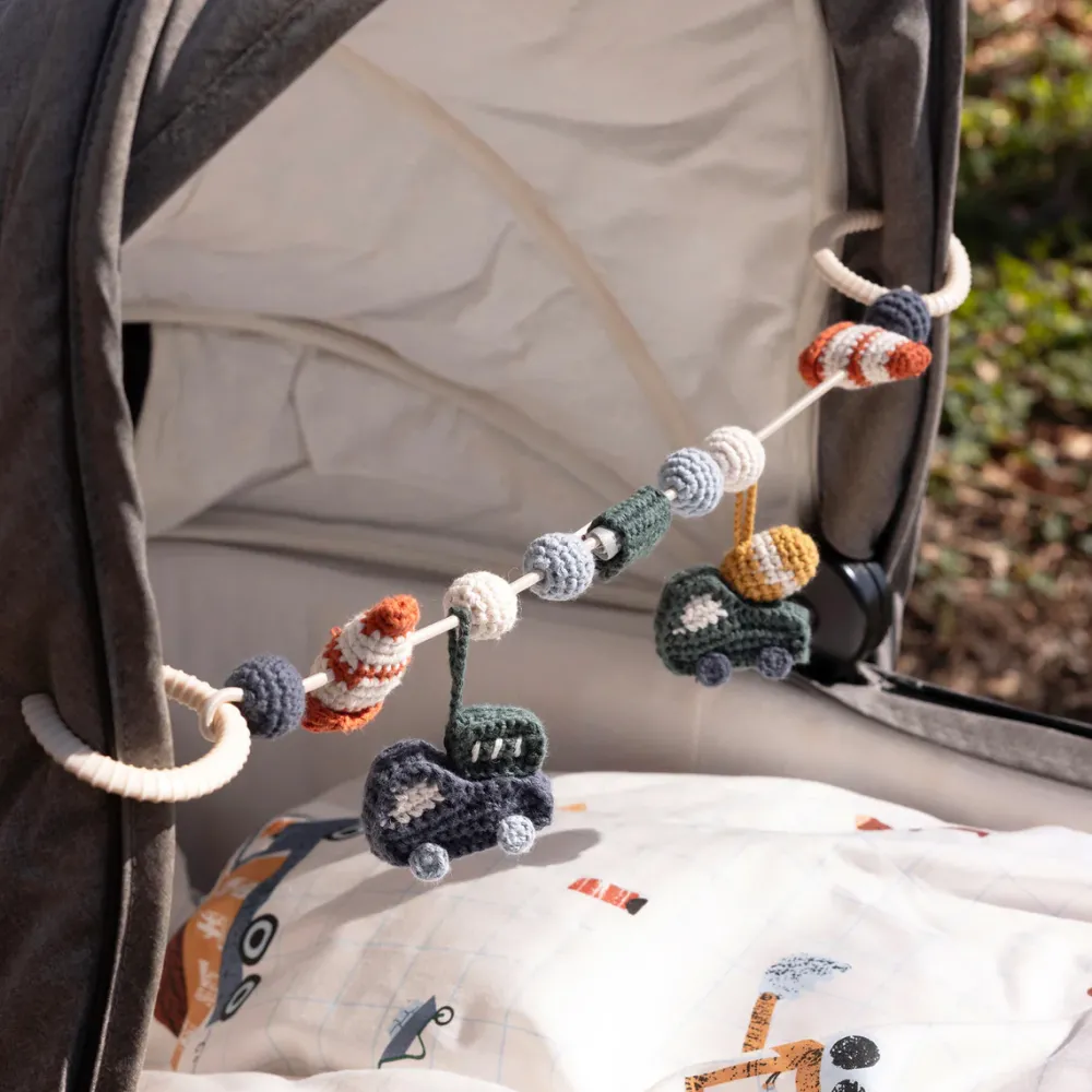 crochet_pram_chain_busy_b_1.webp Kids Sebra Interior Baby Toys>Crochet pram chain, Busy Builders – Sebra