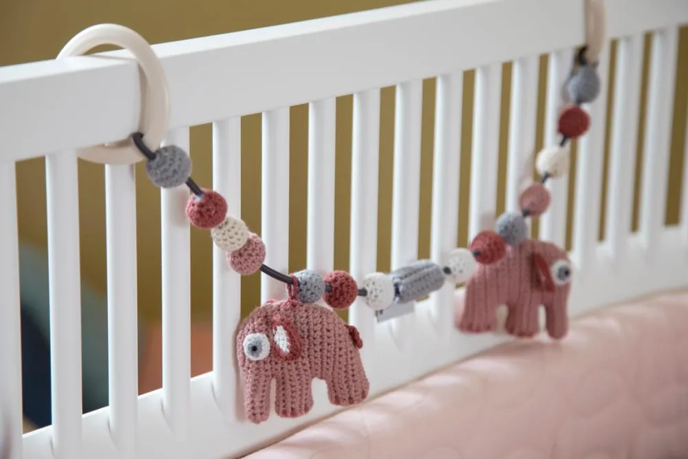 crochet_pram_chain_fanto__1.webp Kids Sebra Interior Baby Toys>Crochet pram chain, Fanto blossom pink – Sebra