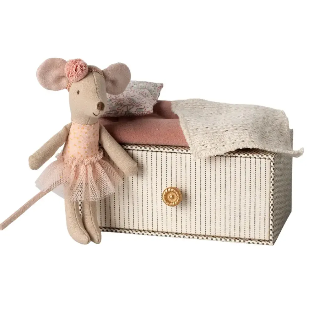 dance_mouse_in_daybed_lit_0.webp Kids Maileg Doll Accessories>Dance mouse in daybed, Little sister –