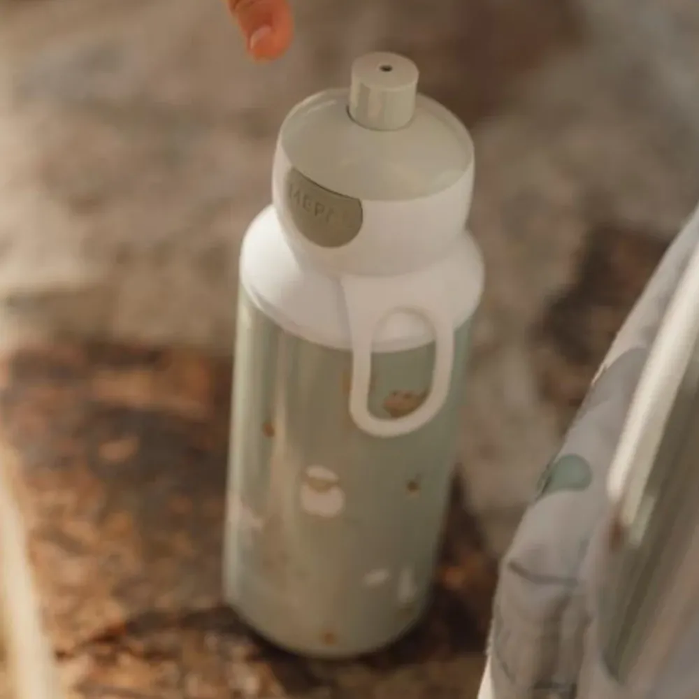 drinking_bottle_popup_lit_1.webp Kids Little Dutch Dinnertime>Drinking bottle pop-up Little Farm 400 ml –
