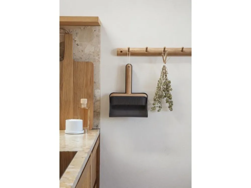 dustpan_and_brush_set__ev_1.webp Eva Solo Cleaning Items>Dustpan and Brush Set –