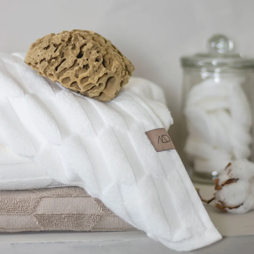 geo_bath_mat__x__cm_off_w_2.webp Mette Ditmer Wellness & Beauty | Textiles>GEO Bath mat 50 x 80 cm, off white –