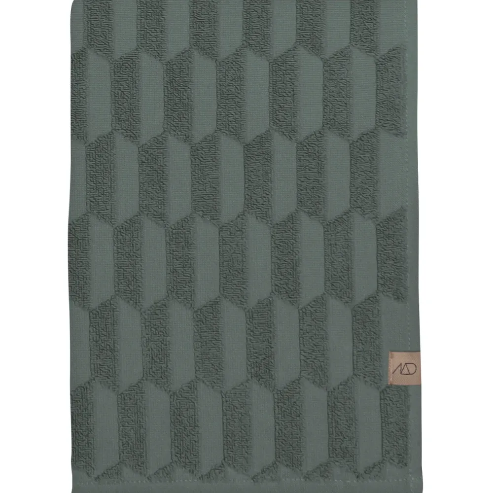 geo_hand_towel_w_x_l_cm_p_0.webp Mette Ditmer Textiles | Bathroom Textiles>GEO Hand towel, W50 x L95 cm Pine Green –
