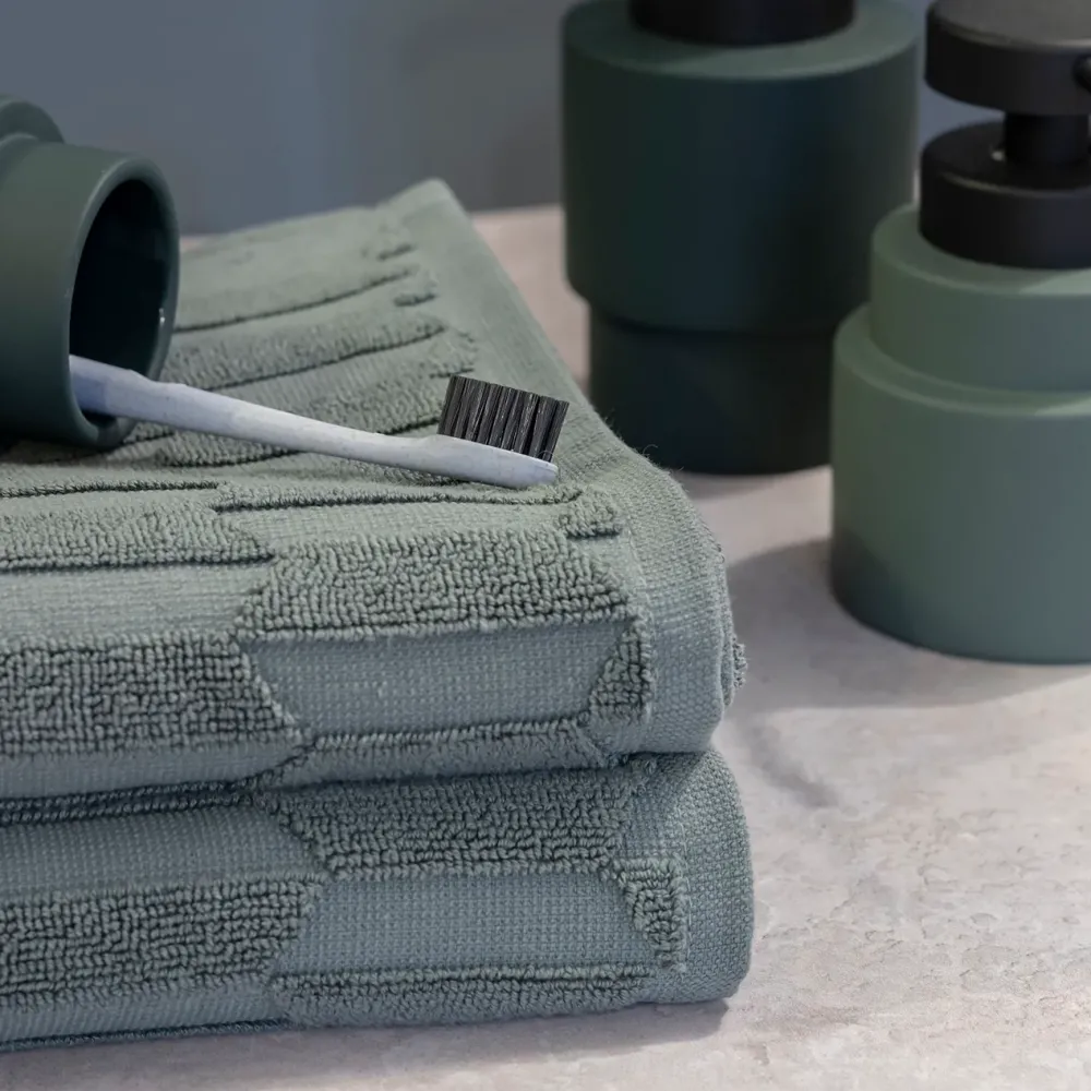 geo_hand_towel_w_x_l_cm_p_1.webp Mette Ditmer Textiles | Bathroom Textiles>GEO Hand towel, W50 x L95 cm Pine Green –