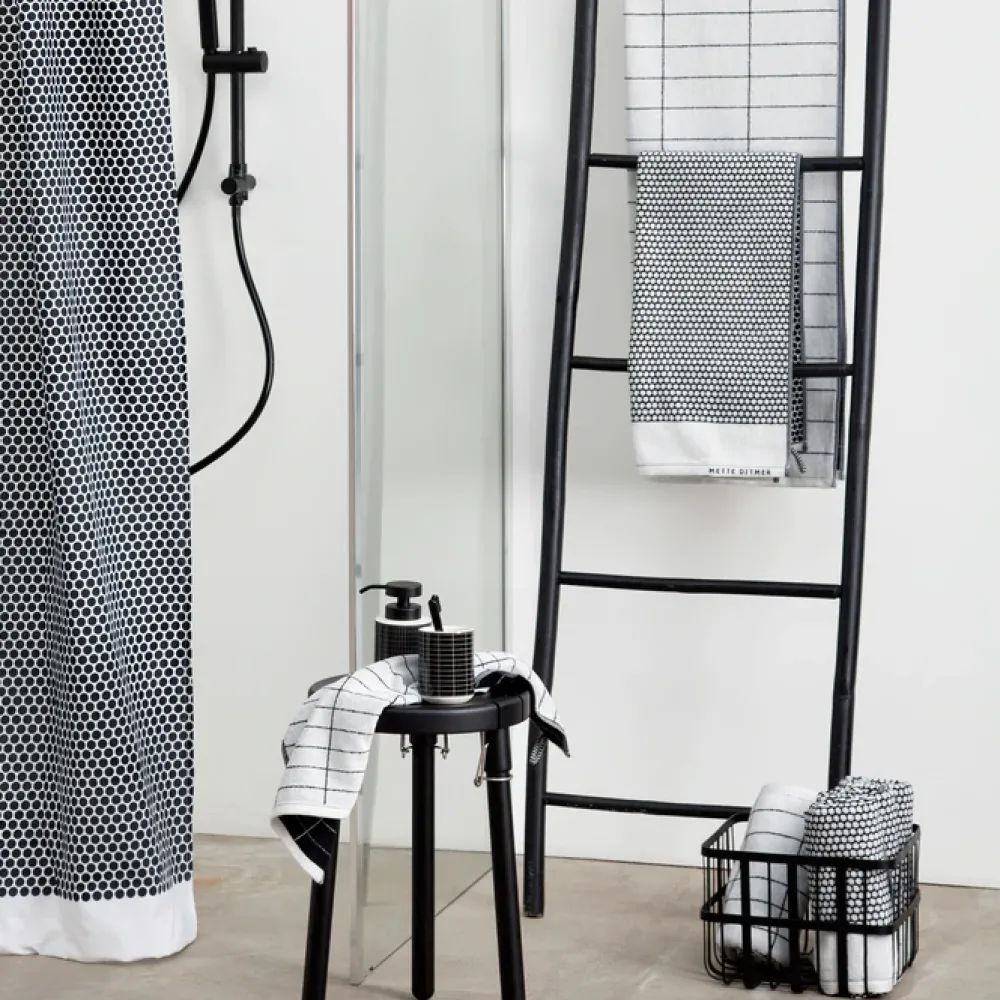 grid_towel__x__cm_black___1.webp Mette Ditmer Wellness & Beauty | Textiles>Grid Towel 38 x 60 cm, Black / Off White –
