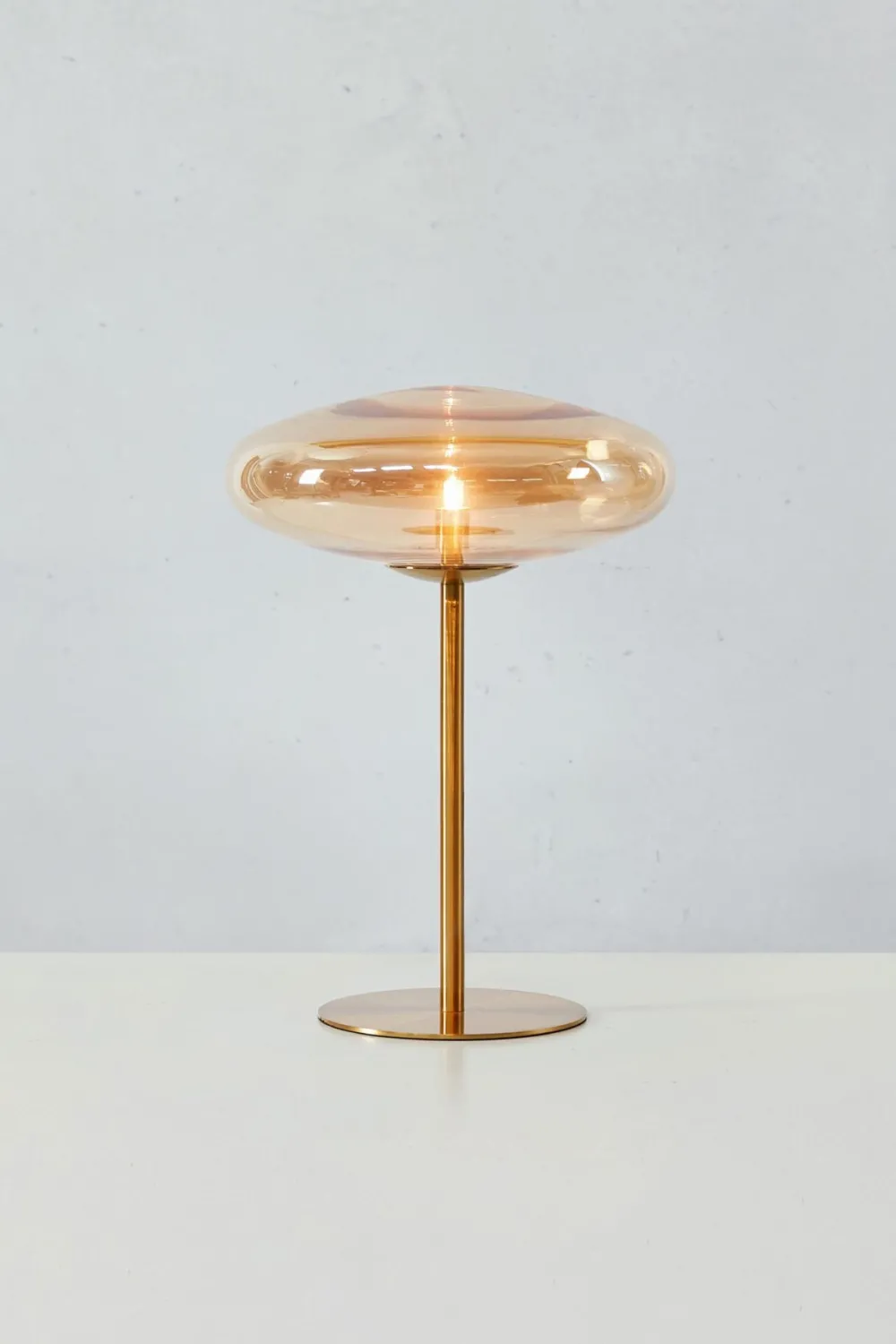 locus_table_lamp_amber__b_1.webp Markslöjd Lamps & Lighting>Locus Table Lamp Amber / Brass –