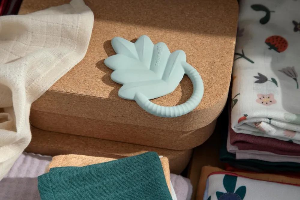 natural_rubber_latex_teet_1.webp Kids Sebra Interior Pacifiers And Boxes>Natural rubber, Latex Teether, leaf, misty mint – Sebra