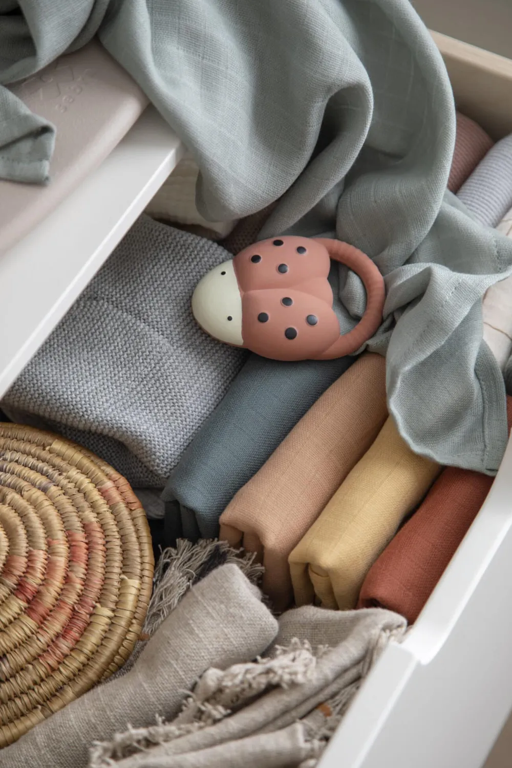 natural_rubber_teething_r_1.webp Kids Sebra Interior Baby Toys | Pacifiers And Boxes>Natural Rubber Teething Ring, Luca the ladybug – Sebra