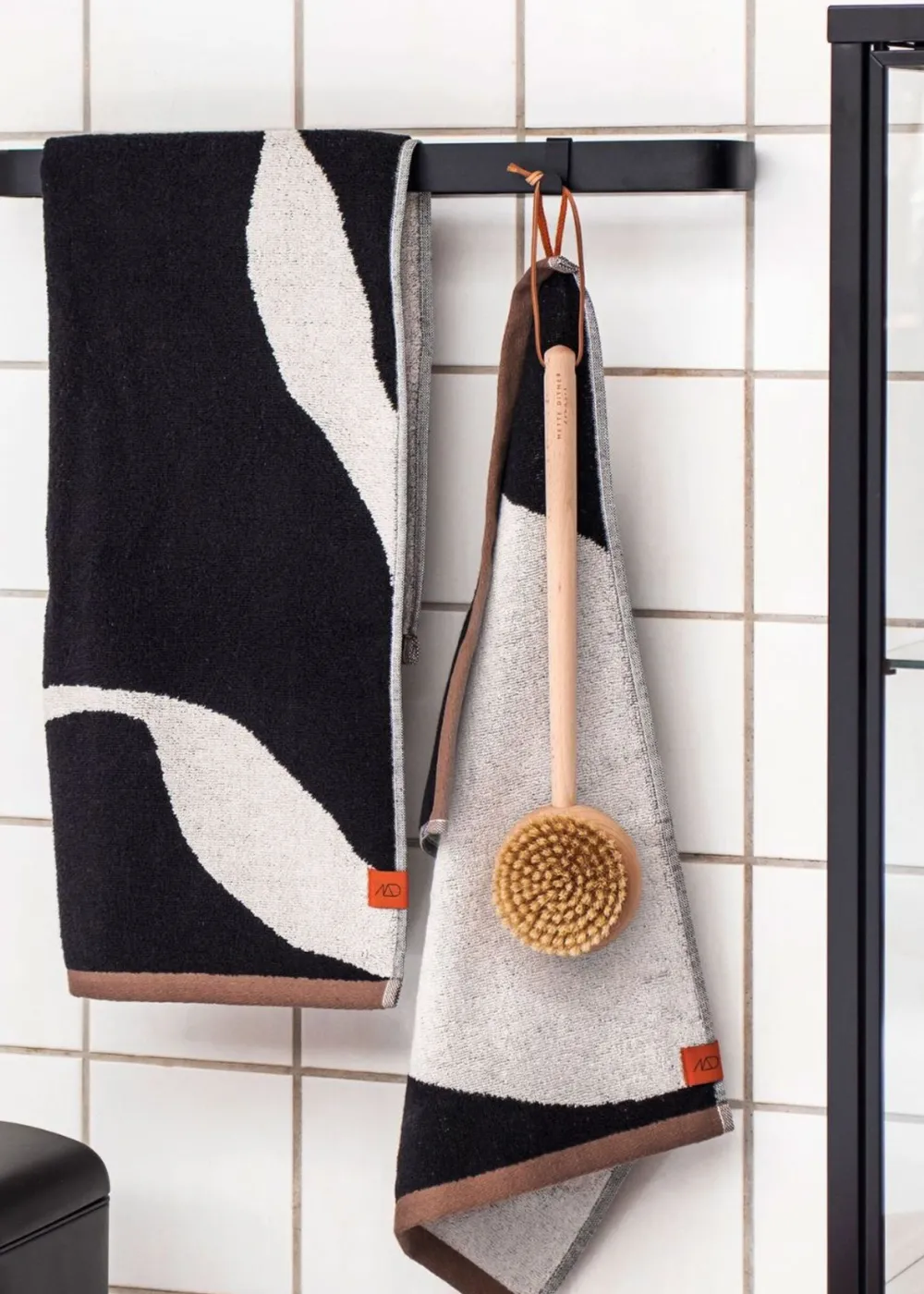 nova_arte_bath_towel_blac_1.webp Mette Ditmer Textiles | Bathroom Textiles>Nova Arte Bath towel, Black / Off-white –