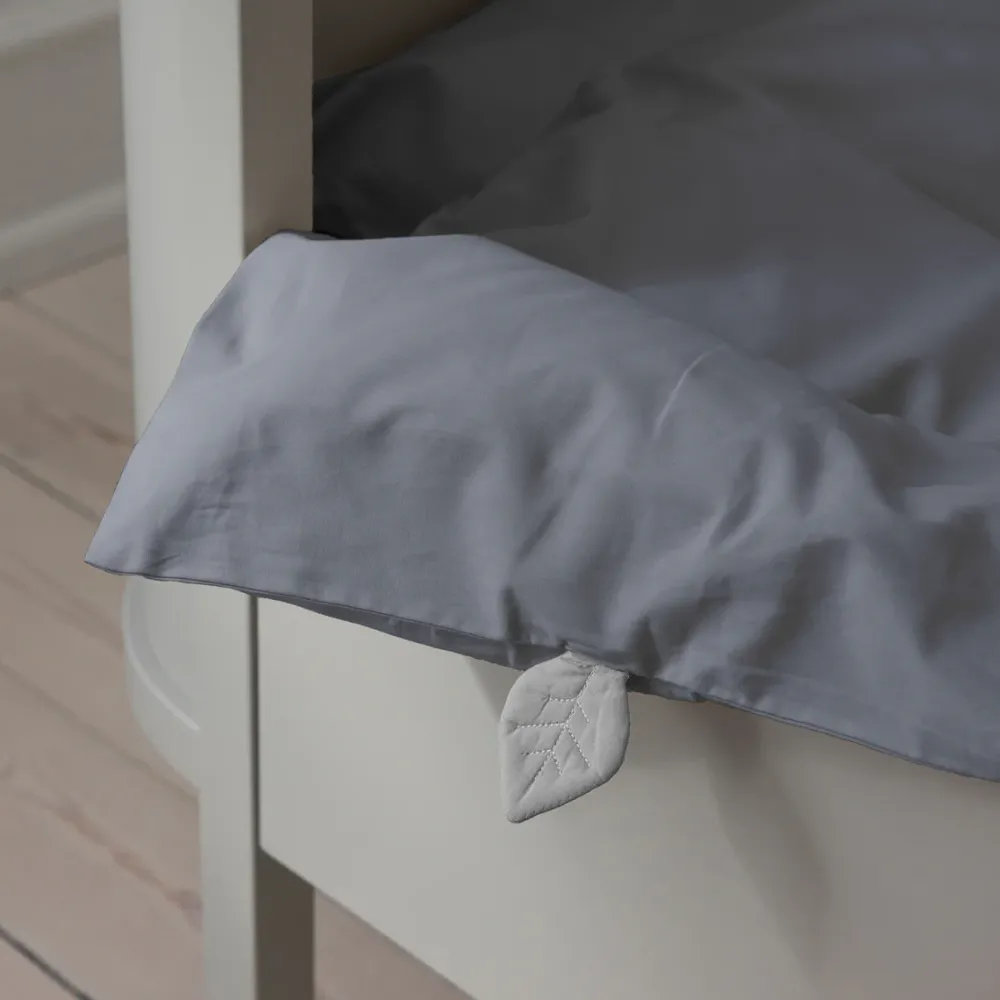 percale_junior_bed_linen__1-2.webp Kids Sebra Interior Baby And Kids Bedding>Percale Junior Bed linen 100 x 140, Forest lake blue – Sebra