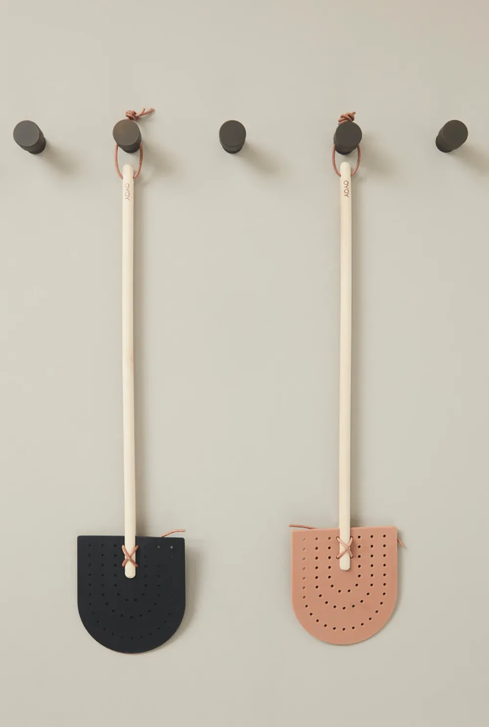 rainbow_flyswatter_brown__1.webp OYOY Kitchen | Cleaning Items>Rainbow Flyswatter, Brown –