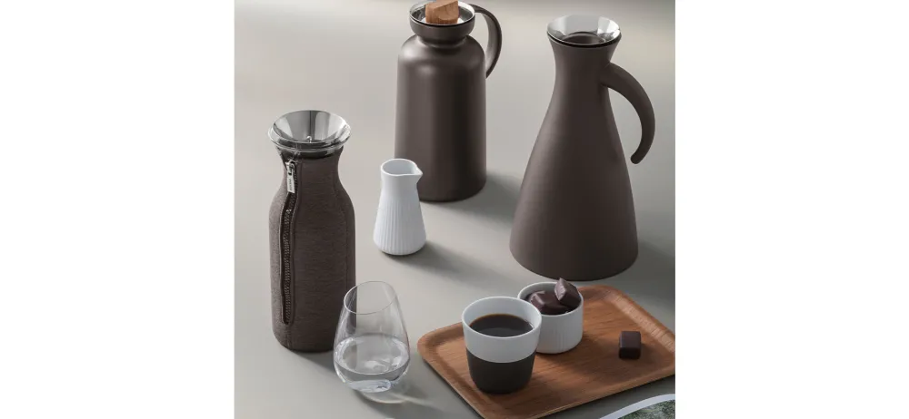 silhouette_vacuum_jug_cho_1.webp Eva Solo Kitchen>Silhouette Vacuum Jug Chocolate 1 L –