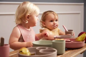 Kids FILIBABBA Dinnertime>Silicone bib with print Fall Flowers –