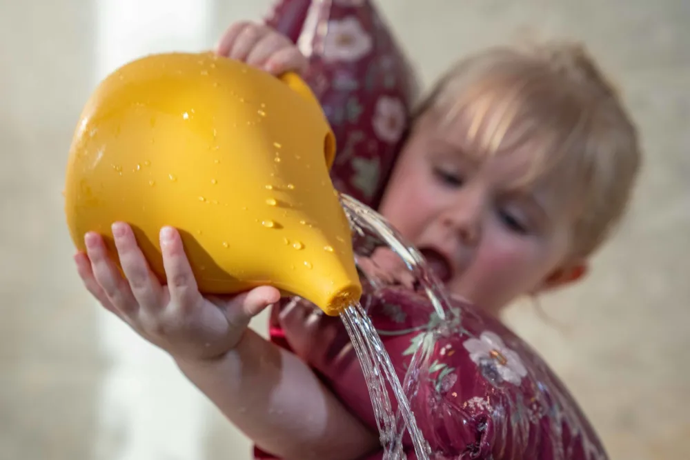 silicone_watering_can_hon_1.webp Kids FILIBABBA Outdoor Toys | Bath Toys>Silicone watering can, Honey Gold –