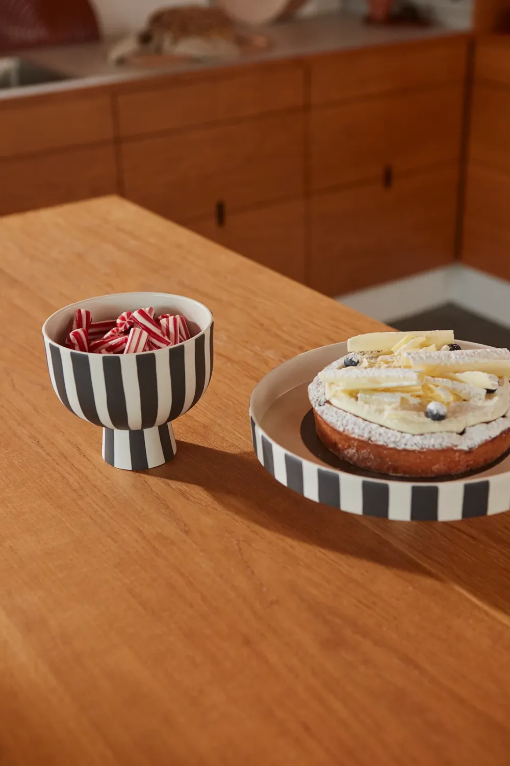 toppu_bowl__black__white__1.webp OYOY Ceramics And Vases | Kitchen>Toppu Bowl Ø15, Black / White –