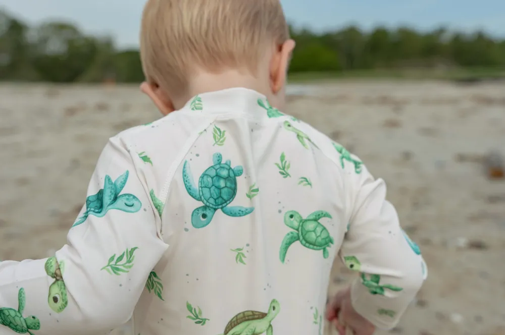 uv_swimsuit_long_sleeves__2.webp Kids/BOY FILIBABBA Boy 2-8Y>UV Swimsuit Long Sleeves, First Swim –
