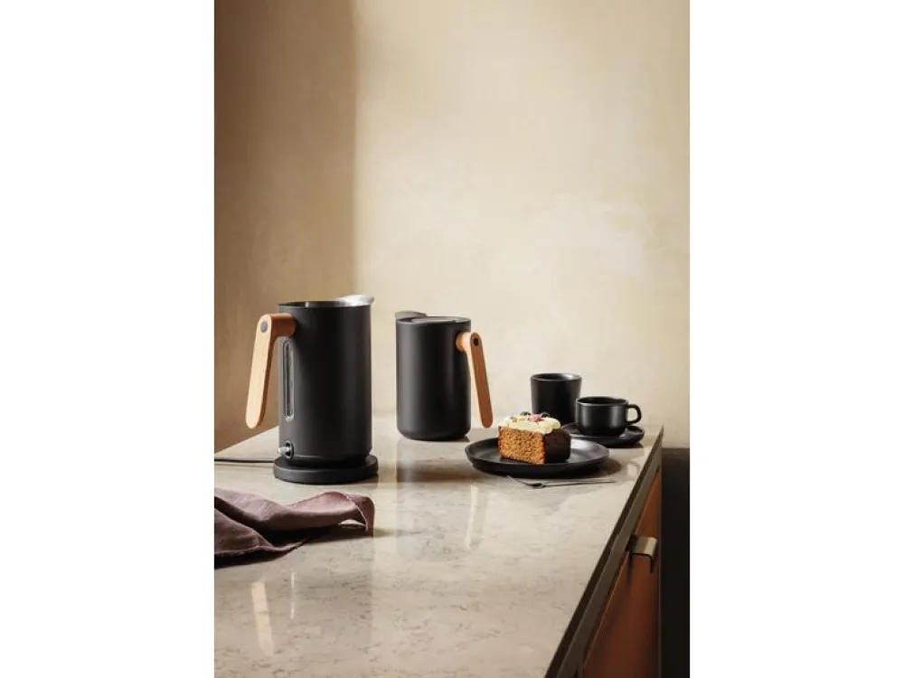vacuum_jug_black_nordic_k_2.webp Eva Solo Kitchen>Vacuum Jug Black, Nordic Kitchen 1 L –