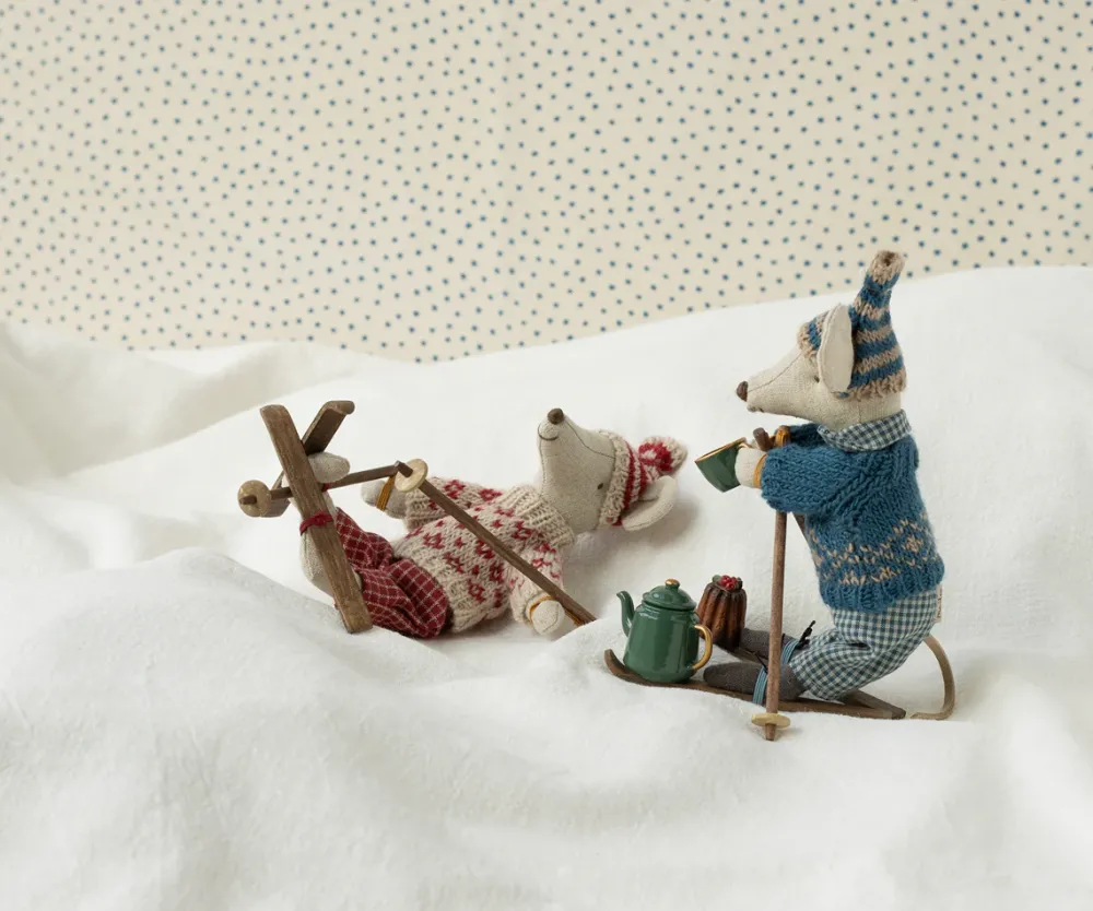 winter_mouse_with_ski_set_1.webp Kids Maileg Doll Accessories | Christmas Toys>Winter mouse with ski set, Mum –