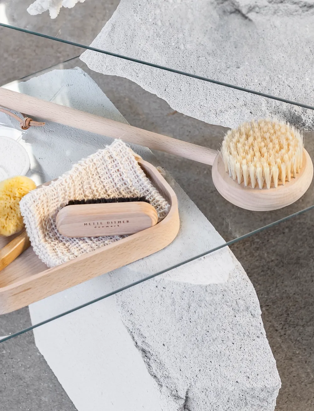 wooden_shower_brush_with__1.webp Mette Ditmer Wellness & Beauty | Bathroom Accessories>Wooden shower brush with handle –